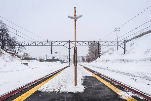 Neve de manhã na estação de trem em Minami-Otaru, Sapporo, Hokkaido, Japão. no inverno esta cidade tem a temperatura aproximadamente (-10) - (10) celsius Fotografias De Stock Royalty-Free