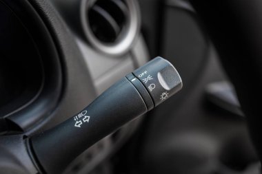 Dönüş sinyali anahtarı arabada