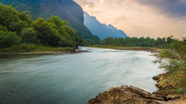 Şarkı nehir ve Vang Vieng, Laos, güzel dağ