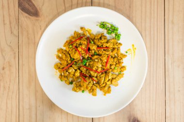 Domuz sarı köri (Tay Gıda) ile bu ahşap masa üzerinde beyaz hamur içinde çok baharatlı