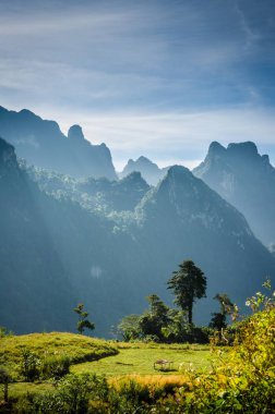 Kasi, Laos dağ ve mavi gökyüzü. ve küçük çim sahası önünde dağ evinde