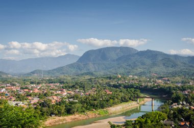 Phusi dağ ve mavi gökyüzü Luang Prabang, Laos, üstünde göster