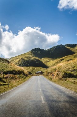 Dağ ve Kasi, Laos, mavi gökyüzü üstünde göster