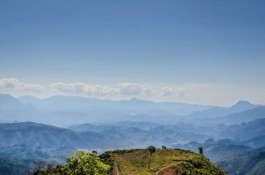 Dağ ve Kasi, Laos, mavi gökyüzü üstünde göster