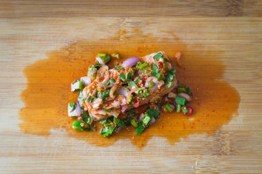 Baharatlı somon: doğrama kurulu üzerinde Tayland yemekleri (Laab)