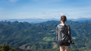 Kız siyah kamera taşımak ve üst kısmında Phu Koon dağa güzel dünyayı görmek: Vang Vieng, Laos
