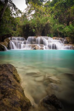 Tat Kuang Si şelale veya Luang Prabang, Laos, Kouangxi. Bu çok güzel şelale lao. Bu turizm ve seyahat etmek için en ünlü konum