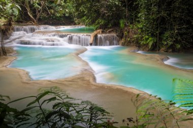 Tat Kuang Si şelale veya Luang Prabang, Laos, Kouangxi. Bu çok güzel şelale lao. Bu turizm ve seyahat etmek için en ünlü konum
