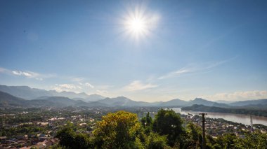 Phusi dağ ve mavi gökyüzü Luang Prabang, Laos, üst kısmında görüntüleyin. Han Nehri ve birçok güzel dağ göreceksiniz.