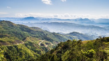 rhe üst blue sky adlı Kasi, Laos ve dağ görüntüleyin