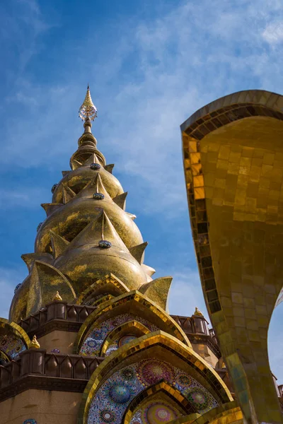 Wat Phra que Pha Kaew (templo público) em Khao koh, província de Phetchabun, Tailândia — Fotografia de Stock