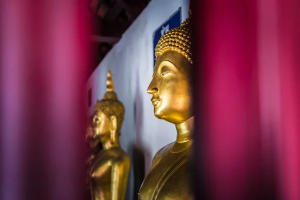 Budda w kościele w Wat Phra Si Rattana Mahathat i Wat Yai: Phitsanulok, Tajlandia — Zdjęcie stockowe