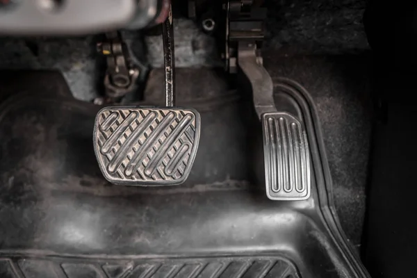 Araba gaz pedalı ve ara pedal