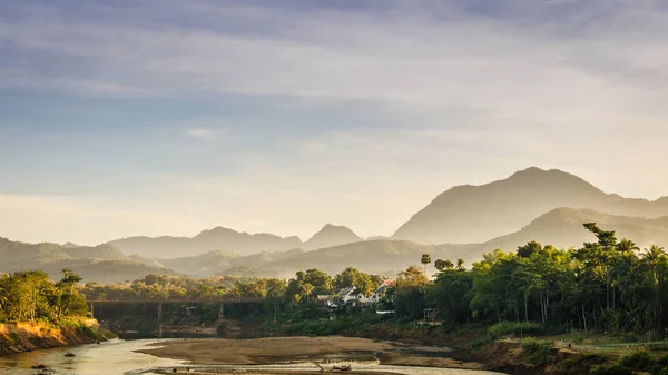 在老挝琅勃拉邦的 Phusi 山和蓝天上的景色。你会看到汗河和许多美丽的山. — 图库照片