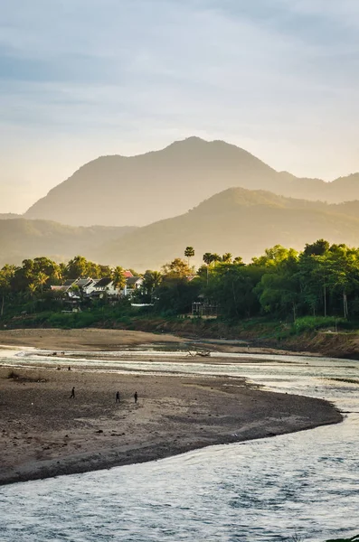 Phusi dağ ve mavi gökyüzü Luang Prabang, Laos, üst kısmında görüntüleyin. Han Nehri ve birçok güzel dağ göreceksiniz.