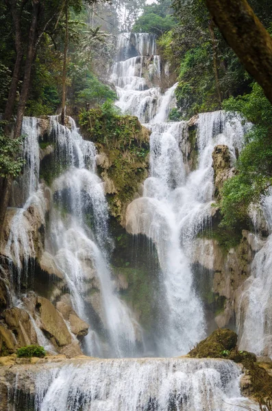 Tat Kuang Si cascada o Kouangxi en Luang Prabang, Laos. Es muy hermosa cascada en lao. es la ubicación más famosa para el turista y viajero — Foto de Stock