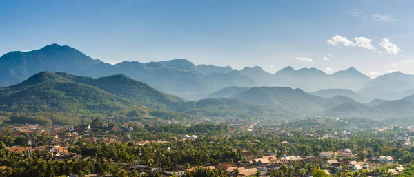 Phusi dağ ve mavi gökyüzü Luang Prabang, Laos, üstünde göster
