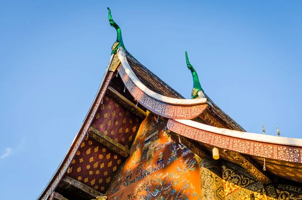 Wat Xieng stringi w wieczór w Luang Prabang, Laos (publiczne świątyni). Świątynia ta jest symbolem Laosu — Zdjęcie stockowe