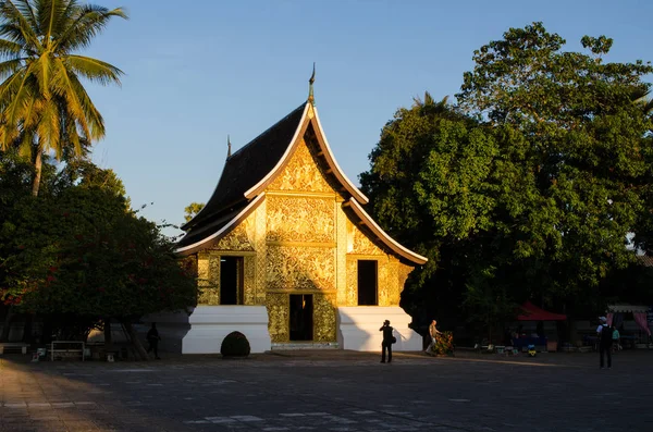 Wat Xieng Thong βράδυ στο Λουάνγκ Πραμπάνγκ, Λάος (δημόσια ναός). Αυτός ο ναός αποτελεί ορόσημο του Λάος — Φωτογραφία Αρχείου