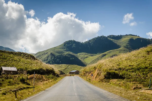 Dağ ve Kasi, Laos, mavi gökyüzü üstünde göster