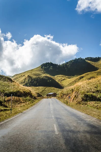 Dağ ve Kasi, Laos, mavi gökyüzü üstünde göster