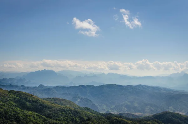Dağ ve Kasi, Laos, mavi gökyüzü üstünde göster