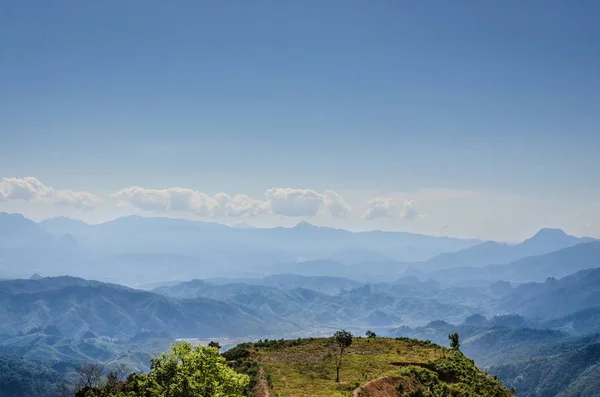 在坎斯特, 老挝的山顶和蓝天上的看法 — 图库照片