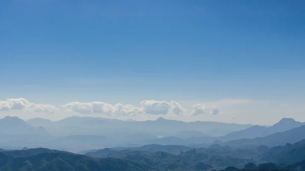 Dağ ve Kasi, Laos, mavi gökyüzü üstünde göster