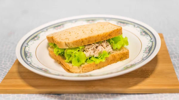 나무 테이블에 흰 접시에 샌드위치 닭 가슴살 — 스톡 사진