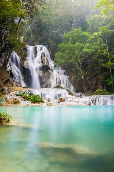 Tat Kuang Si cascada o Kouangxi en Luang Prabang, Laos. Es muy hermosa cascada en lao. es la ubicación más famosa para el turista y viajero — Foto de Stock