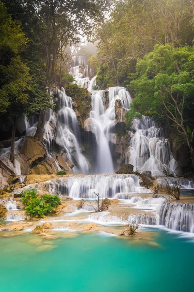 Tat Kuang Si cascada o Kouangxi en Luang Prabang, Laos. Es muy hermosa cascada en lao. es la ubicación más famosa para el turista y viajero — Foto de Stock