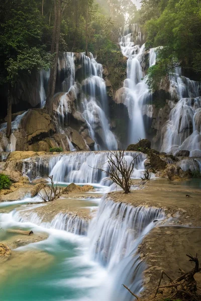 Tat Kuang Si cascada o Kouangxi en Luang Prabang, Laos. Es muy hermosa cascada en lao. es la ubicación más famosa para el turista y viajero — Foto de Stock