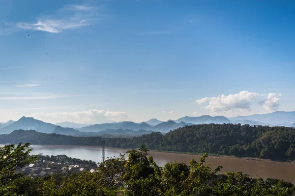 Phusi dağ ve mavi gökyüzü Luang Prabang, Laos, üst kısmında görüntüleyin. Han Nehri ve birçok güzel dağ göreceksiniz.