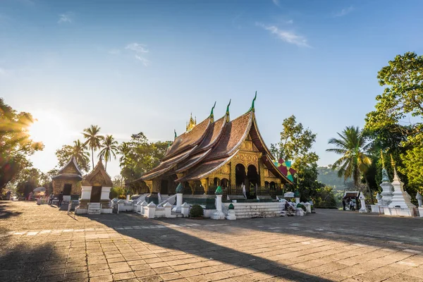 Wat Xieng stringi w wieczór w Luang Prabang, Laos (publiczne świątyni). Świątynia ta jest symbolem Laosu — Zdjęcie stockowe