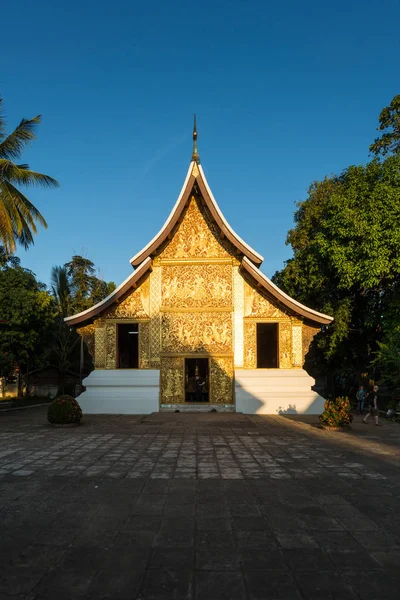 Wat Xieng Thong βράδυ στο Λουάνγκ Πραμπάνγκ, Λάος (δημόσια ναός). Αυτός ο ναός αποτελεί ορόσημο του Λάος — Φωτογραφία Αρχείου