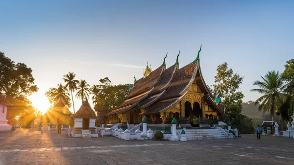 Wat Xieng Thong в вечернее время в Luang Prabang, Лаос (общественный храм). этот соблазн является достопримечательностью Лаоса — стоковое фото