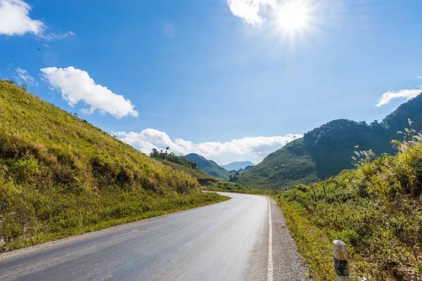 rhe üst blue sky adlı Kasi, Laos ve dağ görüntüleyin