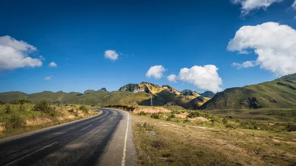 rhe üst blue sky adlı Kasi, Laos ve dağ görüntüleyin