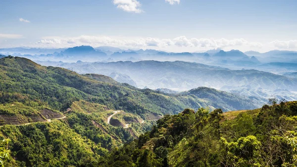 Vista en la cima de la montaña y el cielo azul en Kasi, Laos —  Fotos de Stock