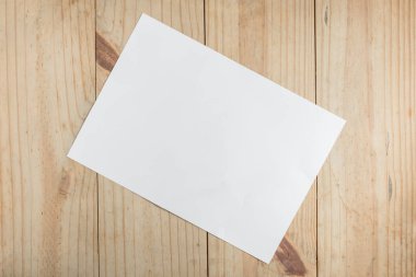 Ahşap zemin üzerine beyaz kağıt