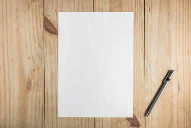 beyaz kağıt ve ahşap arka plan üzerinde gri kalem