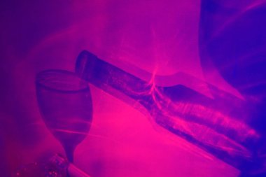 Renkli ışıklandırmada cam şarap kadehi