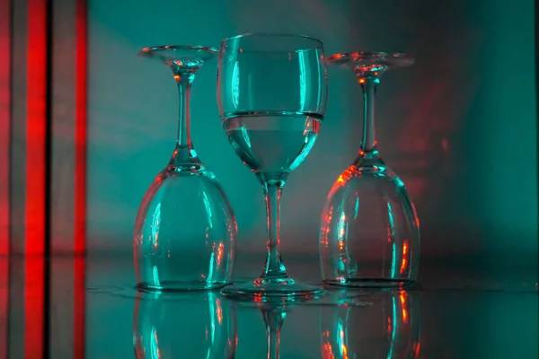 カラーライティングのガラスワイングラス — ストック写真