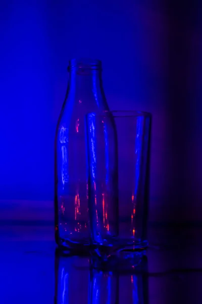 Glas Und Vase Farbiger Beleuchtung — Stockfoto