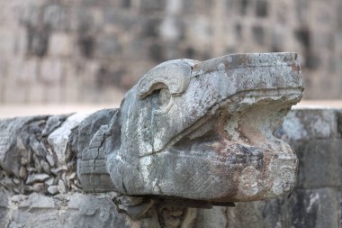 Chichen Itza heykel yılan kafasından fotoğrafı yakından. Meksika.