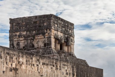 Chichen Itza Jaguar tapınakta tepesinde. Meksika.