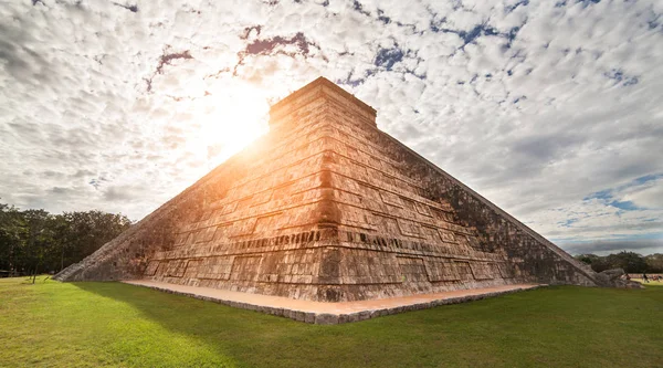 Mayan pyramid of Kukulcan El Castillo. Chichen-Itza, Mexico — Stock Photo, Image