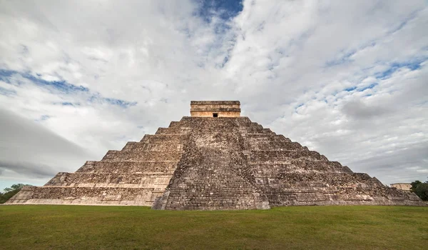 Kukulcan Temple at Chichen Itza, Yucatan, Mexico — Stock Photo, Image