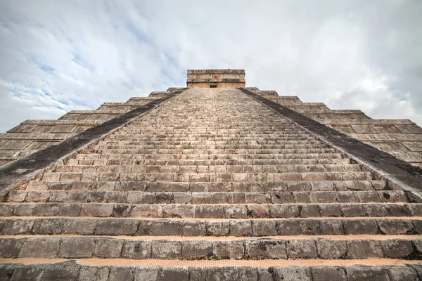 Pirâmide Maia Antiga, Templo Kukulcan em Chichen Itza, Yucatan, México — Fotografia de Stock