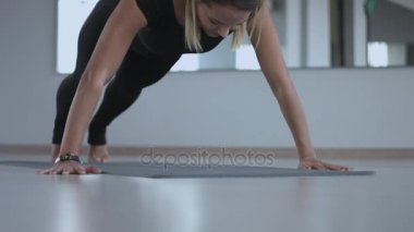 Isınma ve bazı yapıyor muhteşem kadın push up bir jimnastik salonu